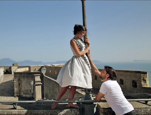 Massimo sta cantando per una bella ragazza sulla costa Amalfitana, durante le riprese con la regista Marisa Crawford. 